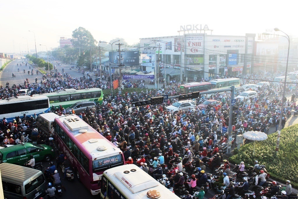 Các phương tiện chôn chân tại ngã tư Thủ Đức do đèn tín hiệu tại đây không hoạt động