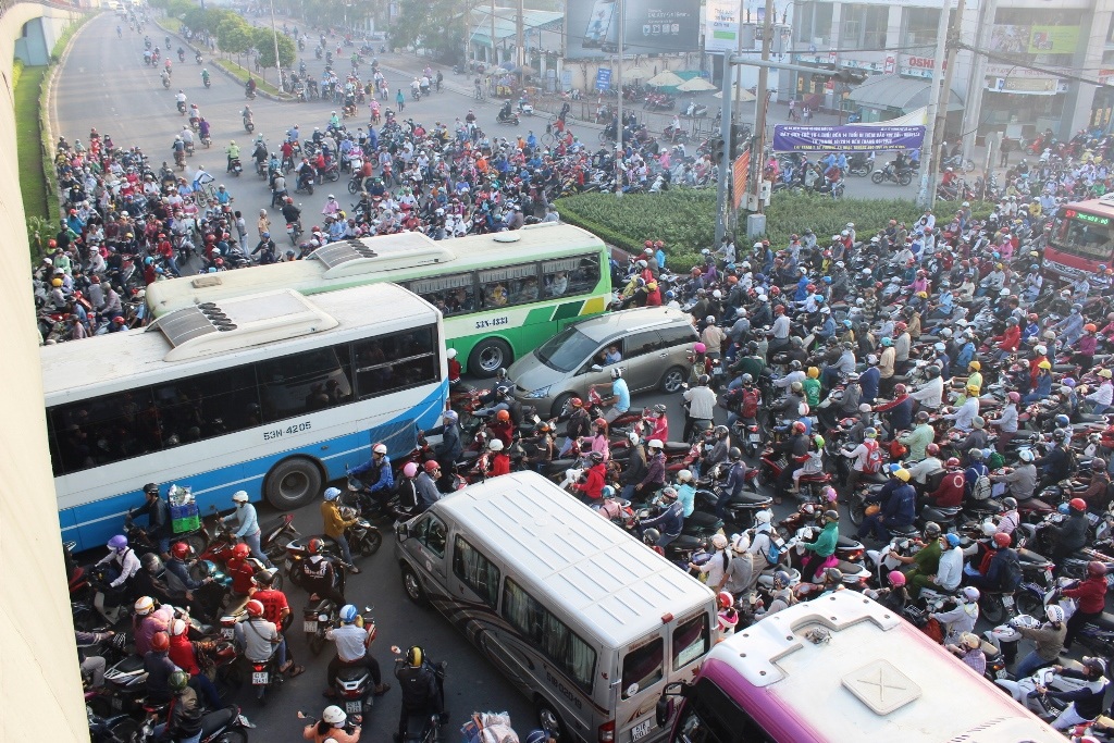 Các phương tiện liên tục cắt đầu nhau khiến giao thông trở nên lộn xộn