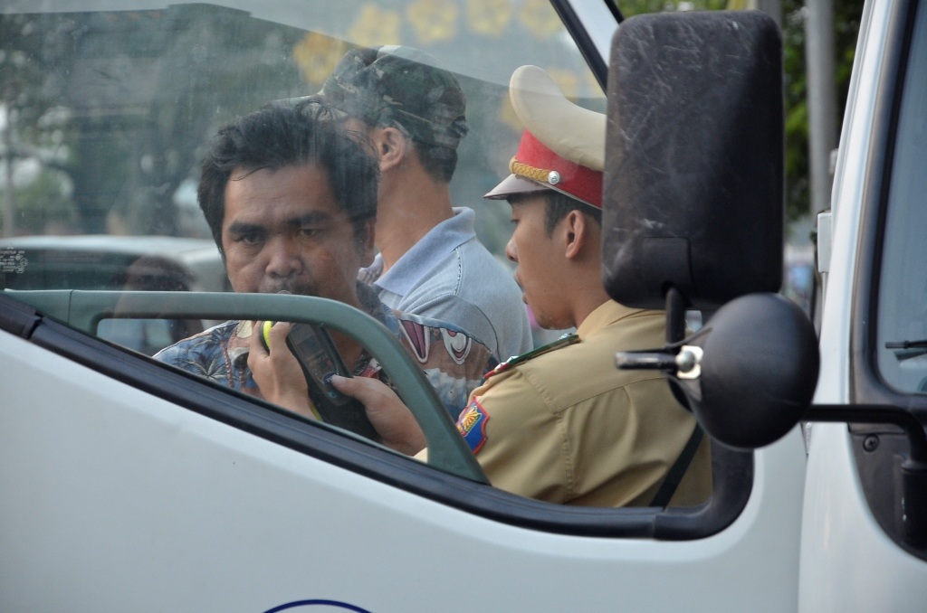 CSGT đo nồng độ cồn tài xế xe đầu kéo gây tai nạn ngay tại hiện trường.