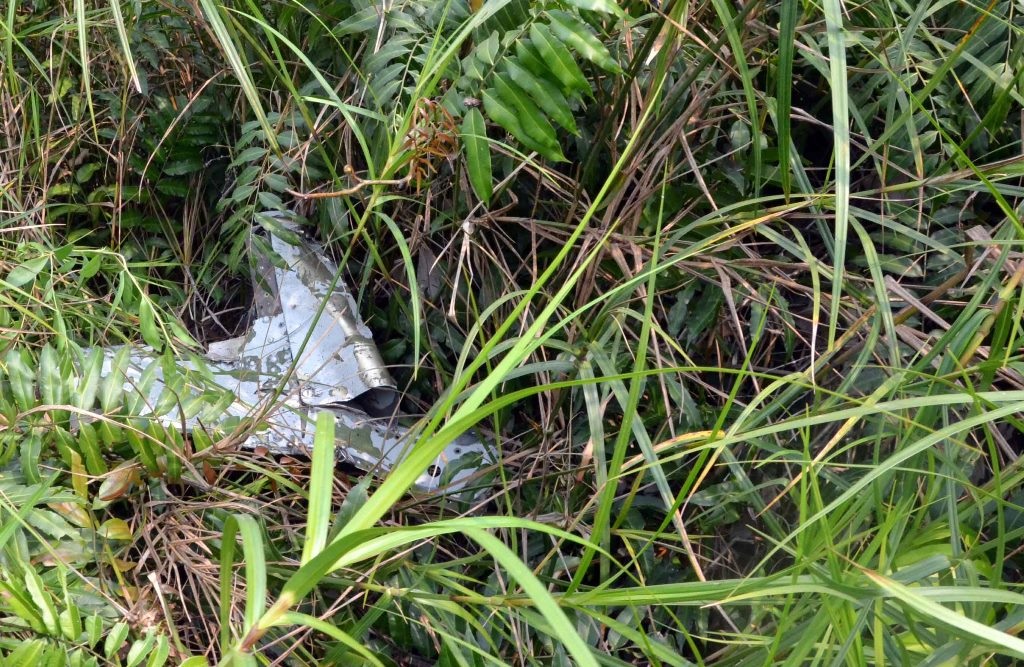 Những mảnh vỡ máy bay nằm rải rác gần hiện trường