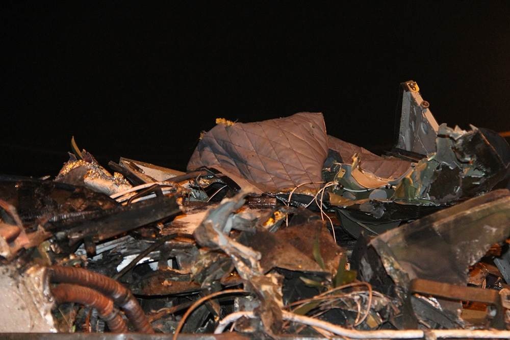 Các mảnh vỡ máy bay được xe quân sự chuyển đi khỏi hiện trường trong đêm