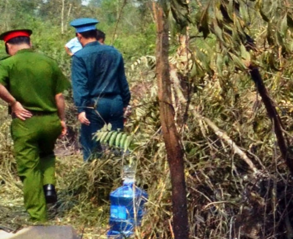 Lực lượng chức năng tiếp cận hiện trường vụ máy bay rơi