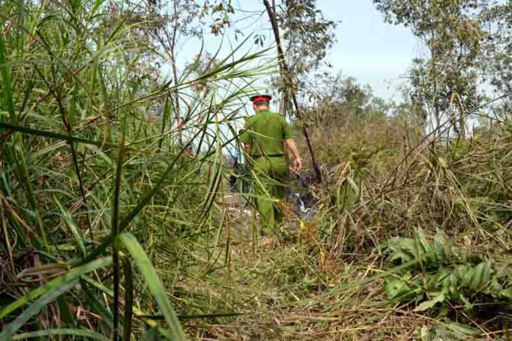 Lực lượng chức năng tiếp cận hiện trường vụ máy bay rơi