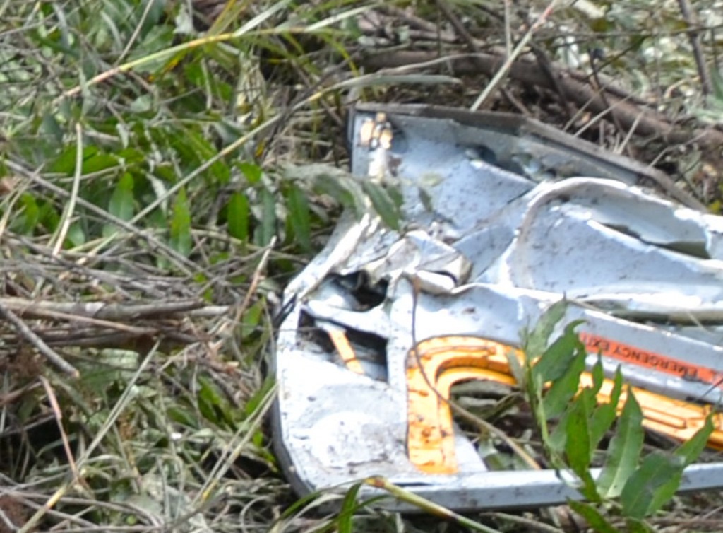 Những mảnh vỡ máy bay nằm rải rác gần hiện trường