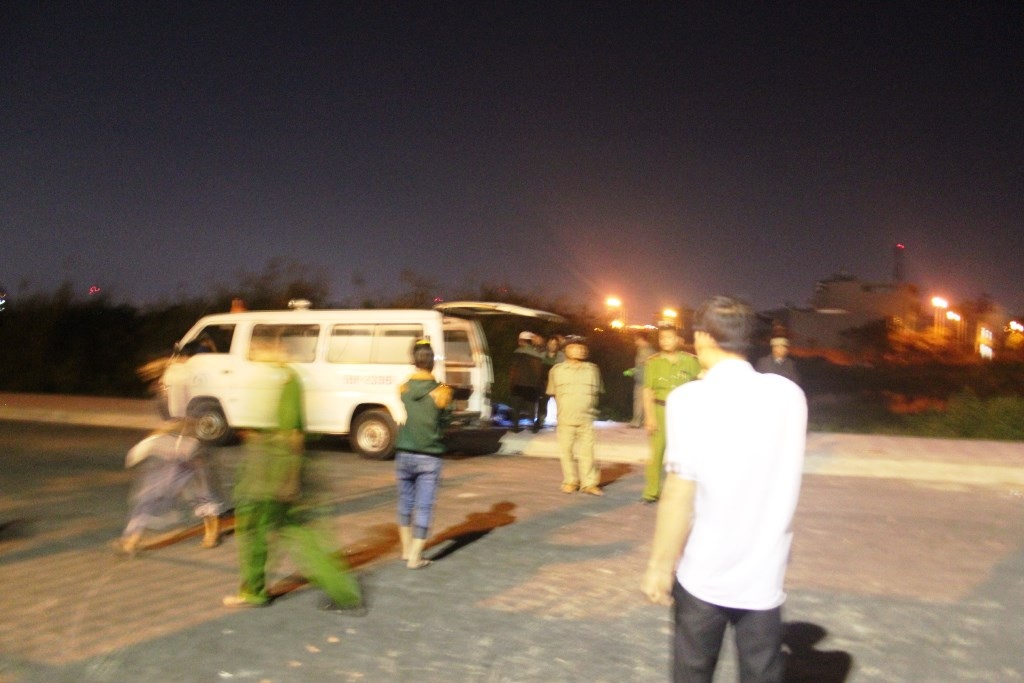 Thi thể nạn nhân được chuyển về nhà xác để phục vụ công tác điều tra