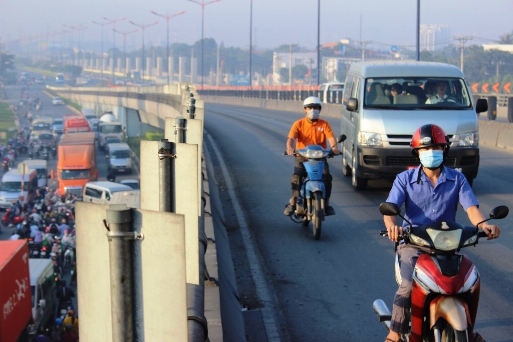 Một số thanh niên di chuyển lên cầu vượt thép, bất chấp nguy hiểm
