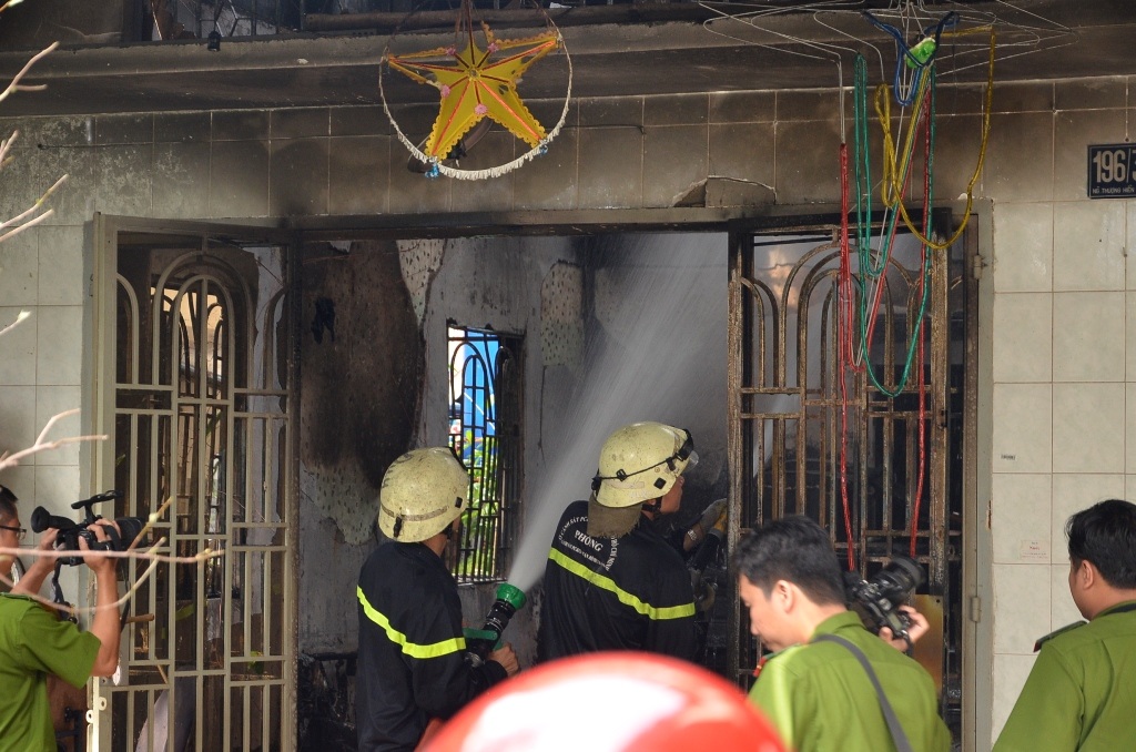 Lực lượng chữa cháy triển khai phương án đập lửa