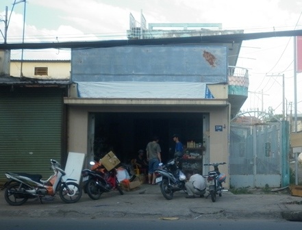 Ngôi nhà đồng thời là cửa hàng mua bán phụ tùng xe gắn máy xảy ra trộm