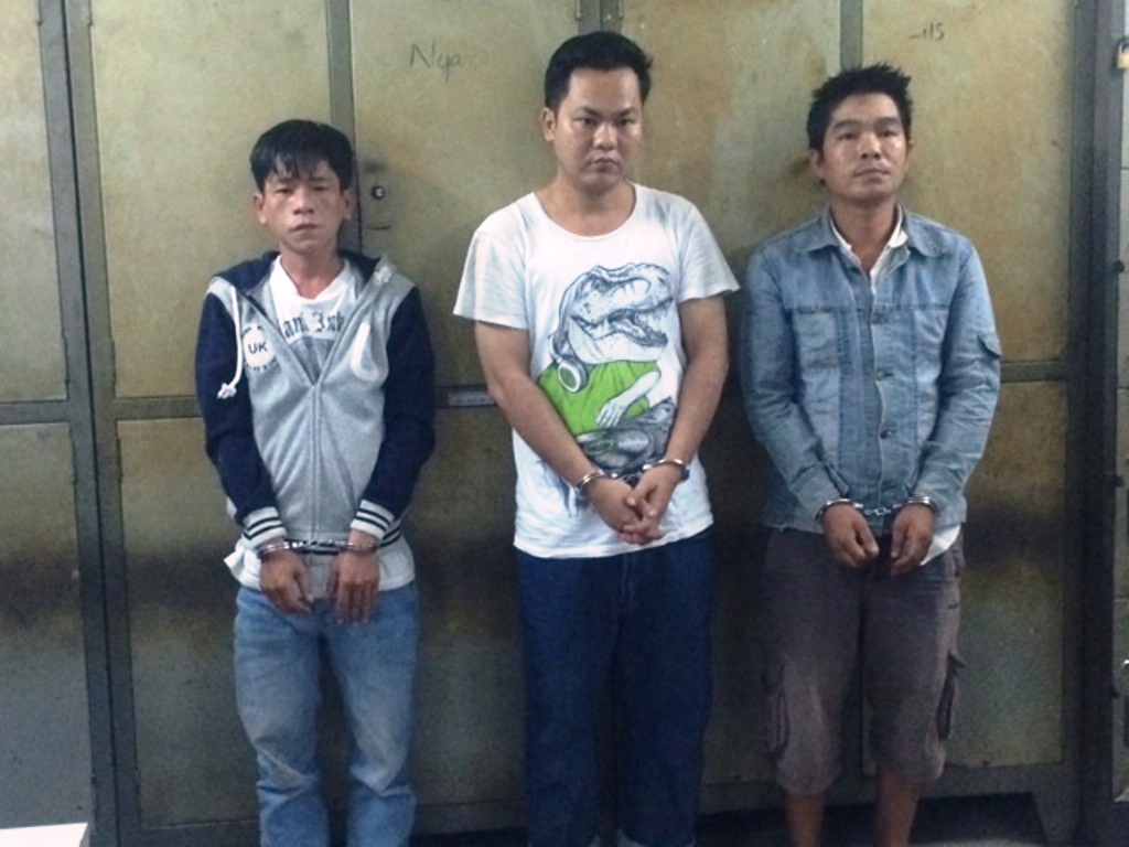 Kề mã tấu vào cổ vợ chồng chủ quán nhậu để cướp 3,2 triệu đồng - 1 Các đối tượng tại cơ quan công an