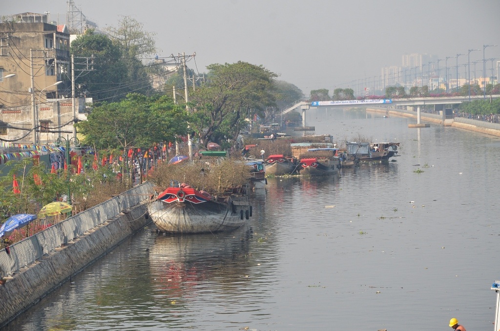 Những chiếc ghe chở đầy hoa kiểng cập bến Sài Gòn