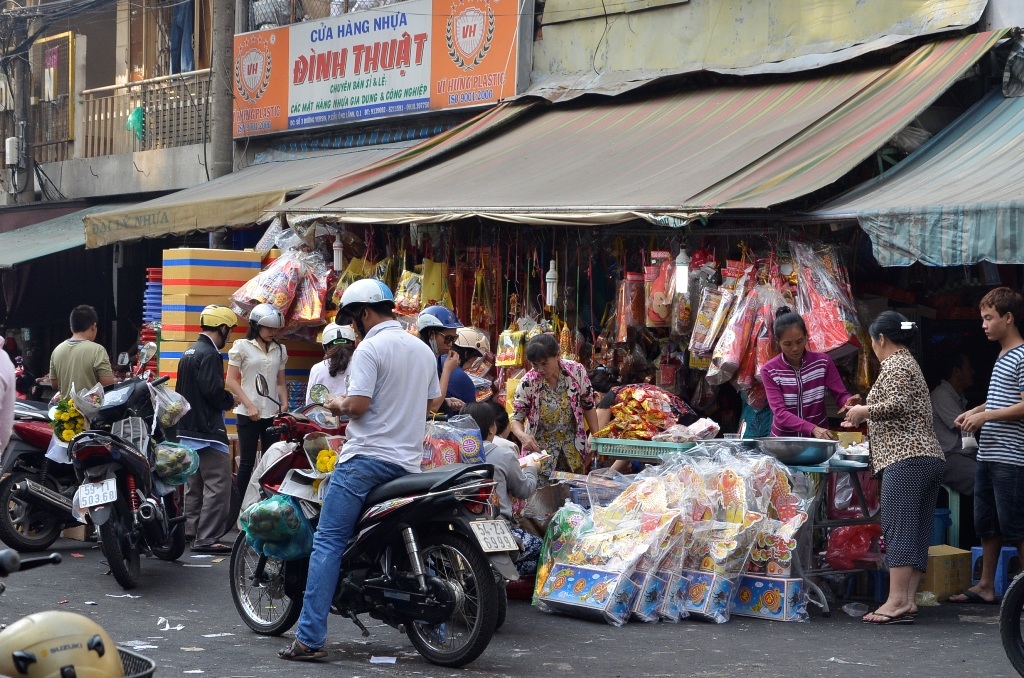Cửa hàng bán đồ lễ cúng tiễn ông Táo nhộn nhịp vào sáng sớm