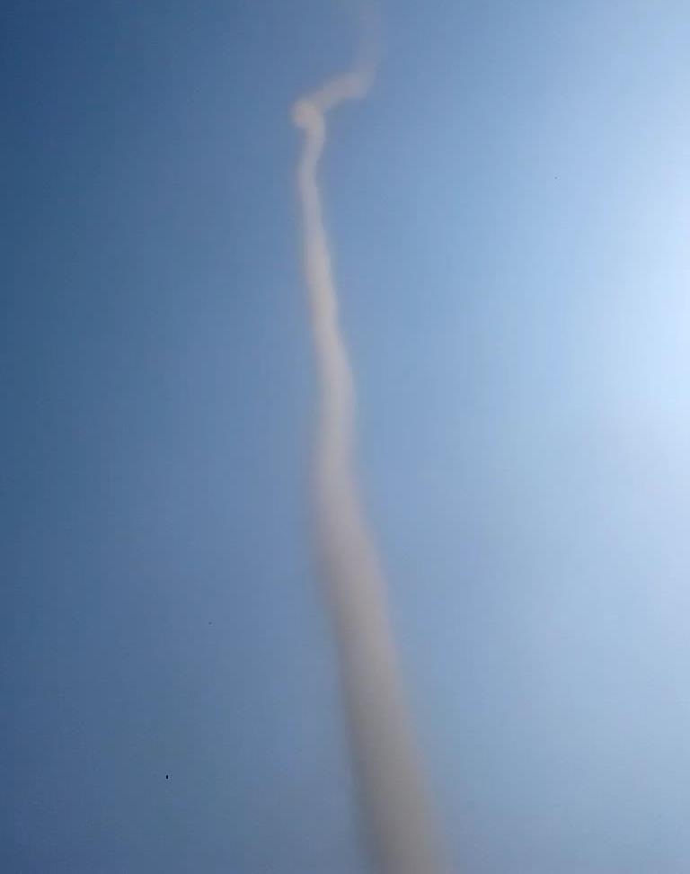 Lúc đầu chỉ là một vệt trắng rồi lớn dần