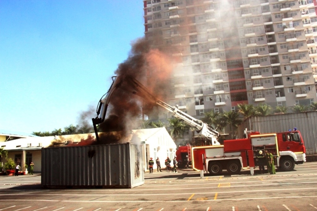 Xe chuyên dụng điều khiển tự động chữa cháy đa năng và phá dỡ công trình - thường gọi là xe rô bốt