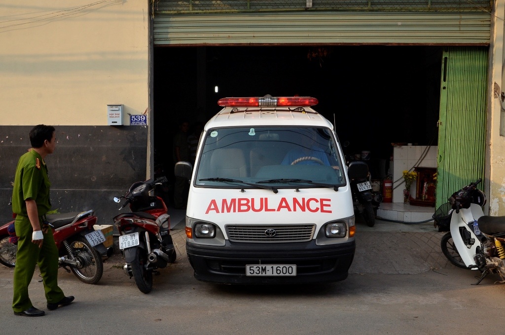 Thi thể nạn nhân được chuyển đi.