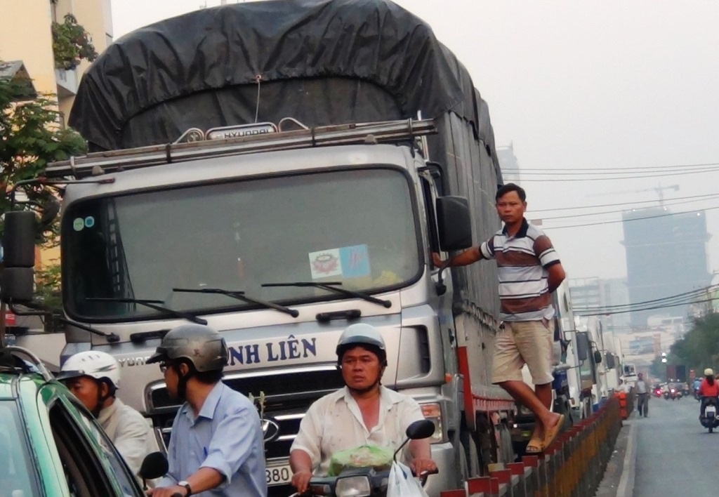 Đoàn xe kẹt cứng trên đường Nguyễn Tất Thành.