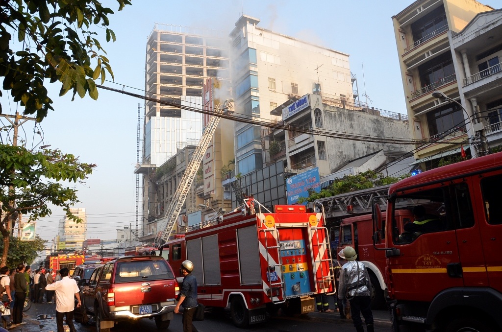 Lực lượng chữa cháy sử dụng xe thang để dập lửa trên cao