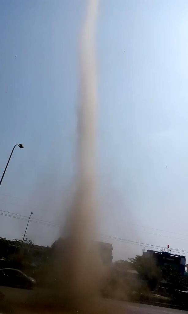 Lúc đầu chỉ là một vệt trắng rồi lớn dần