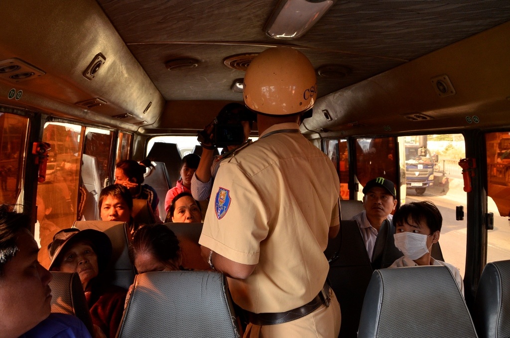 CSGT kiểm tra an toàn trên xe khách