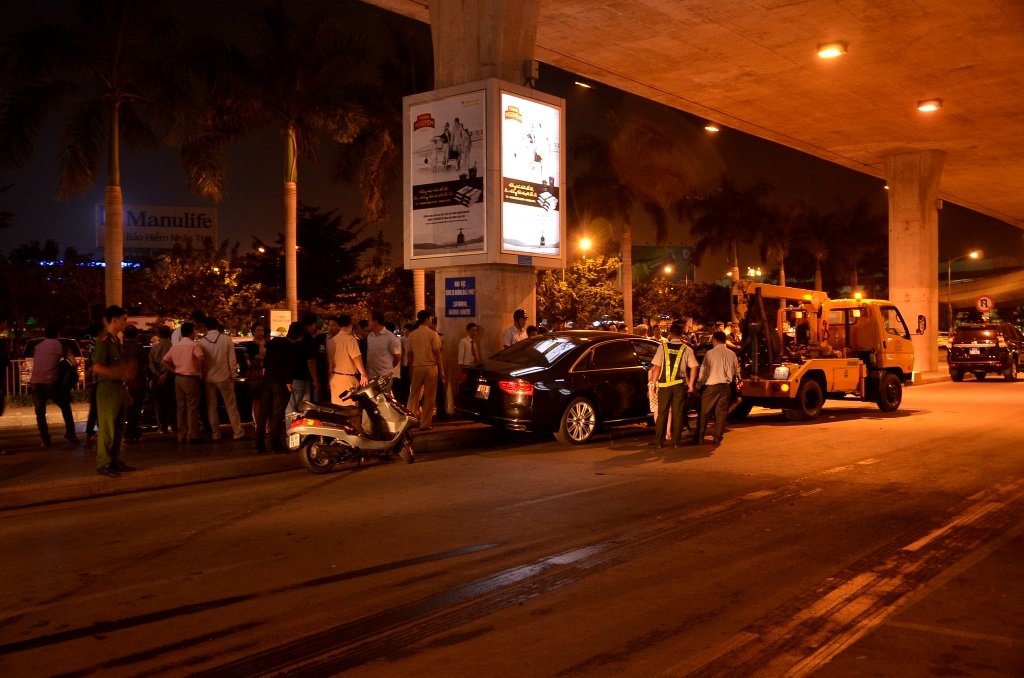 Chiếc xe Audi leo lên lề, dừng cách hiện trường xảy ra tai nạn khoảng 50 mét