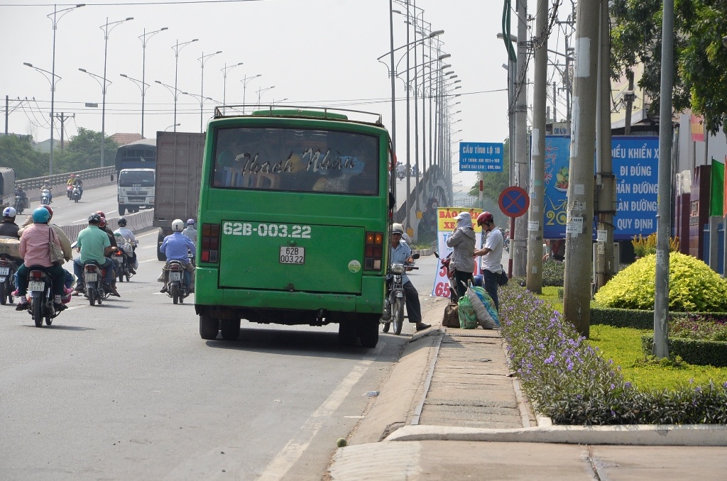 Tình trạng xe đón khách dọc đường diễn ra rất phổ biến
