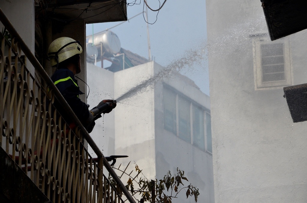 Lực lượng chữa cháy triển khai phương án đập lửa