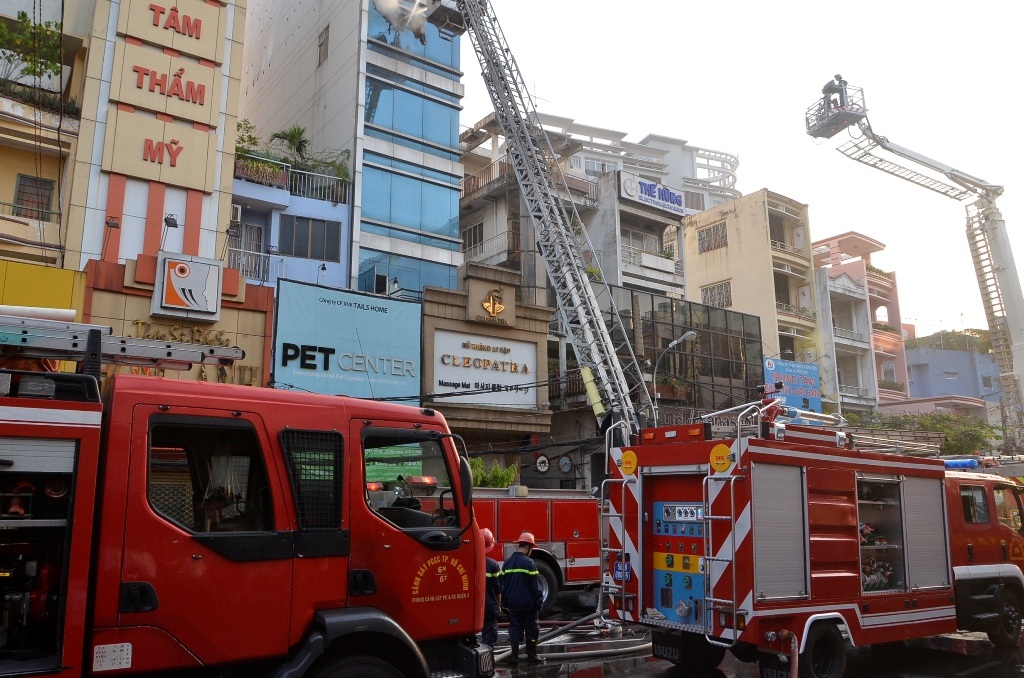 Lực lượng chữa cháy sử dụng xe thang để dập lửa trên cao