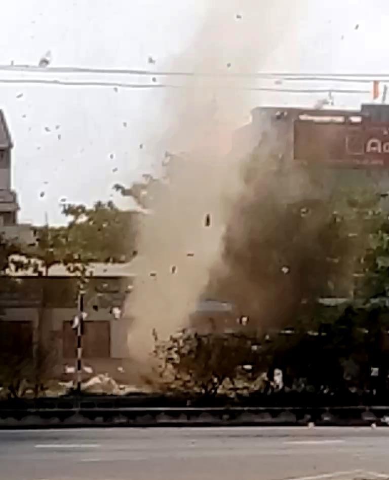 Lúc đầu chỉ là một vệt trắng rồi lớn dần