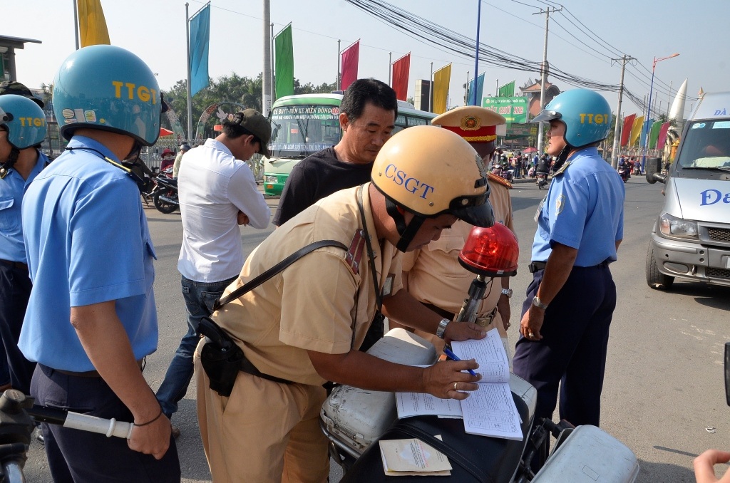 Lực lượng chức năng lập biên bản các lỗi vi phạm đối với xe khách trang sáng 9/2.