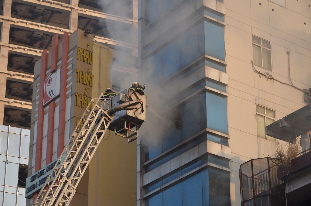 Lực lượng chữa cháy sử dụng xe thang để dập lửa trên cao