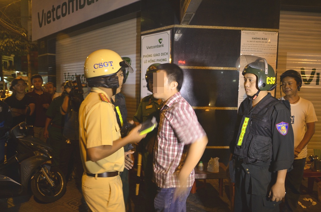 Tổ công tác chốt chặn kiểm tra trên tuyến đường An Dương Vương