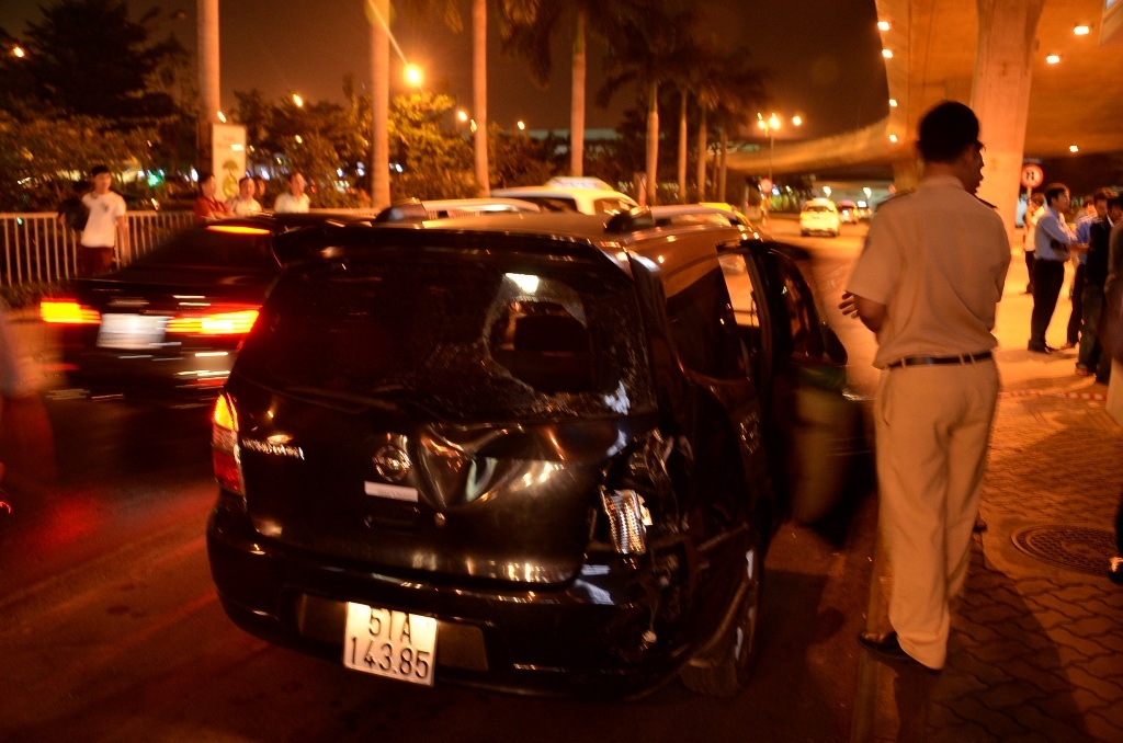 Một chiếc ô tô bị xe Audi tông hư hỏng