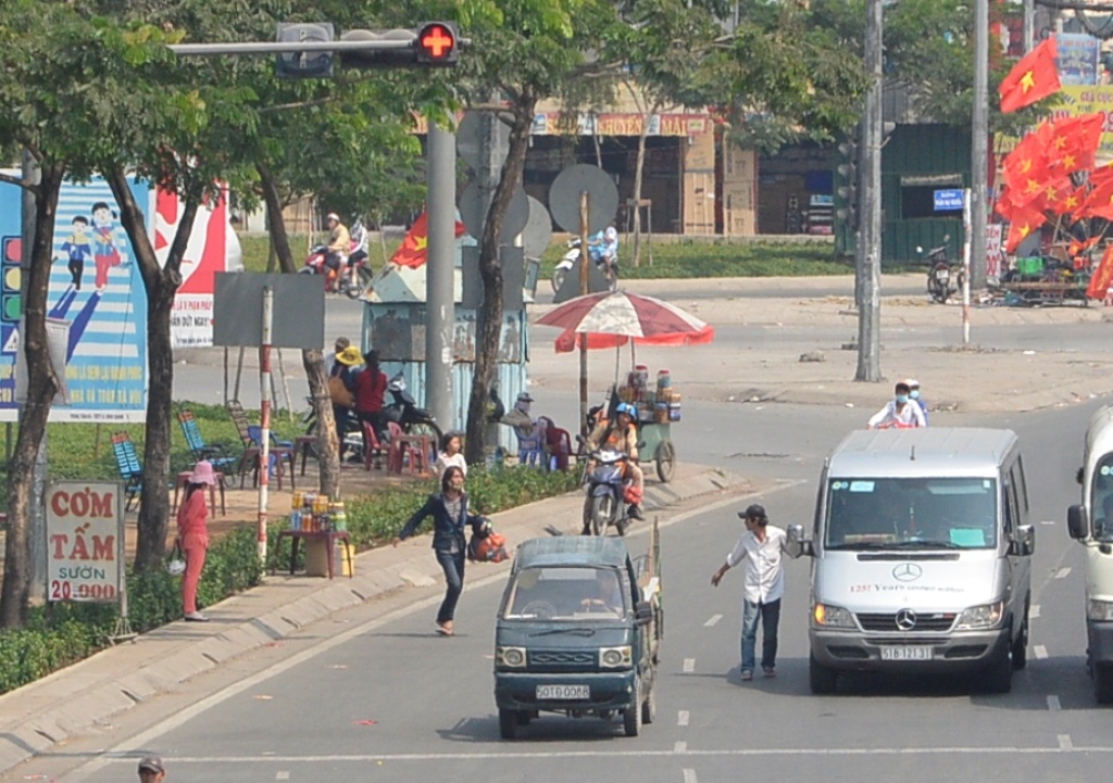 Chiếc xe dừng ngay giữa lòng đường, lơ xe nhảy xuống để bắt khách