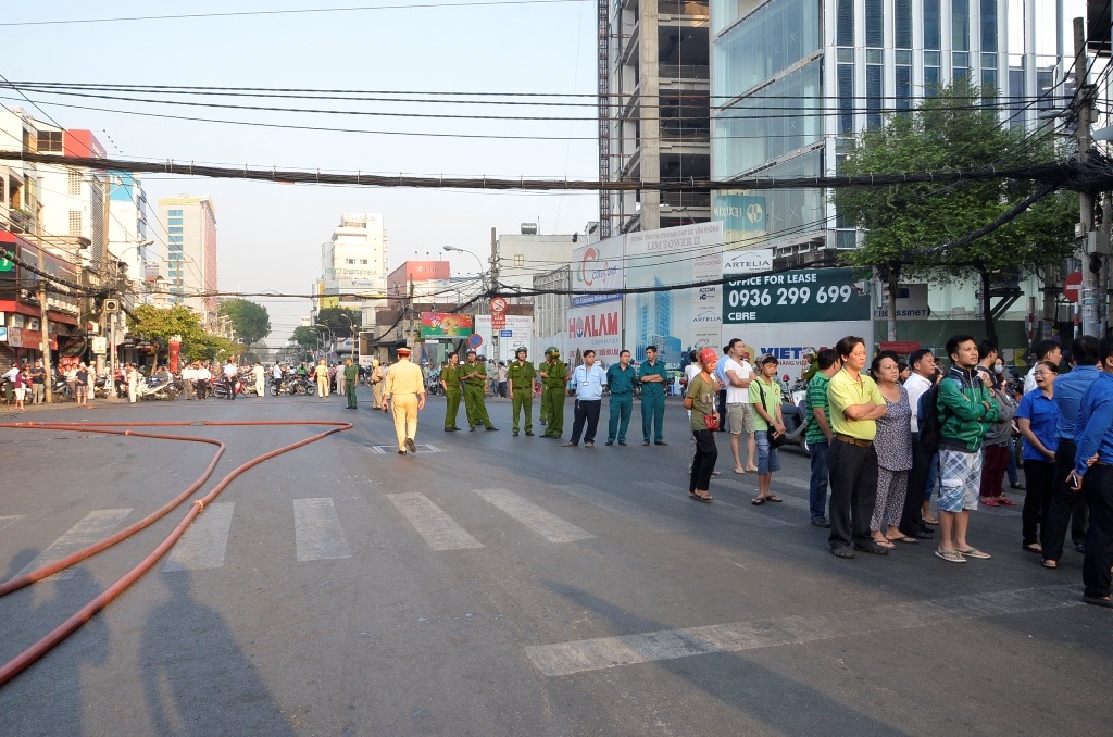 Tuyến đường Cách Mạng Tháng Tám bị phong tỏa.