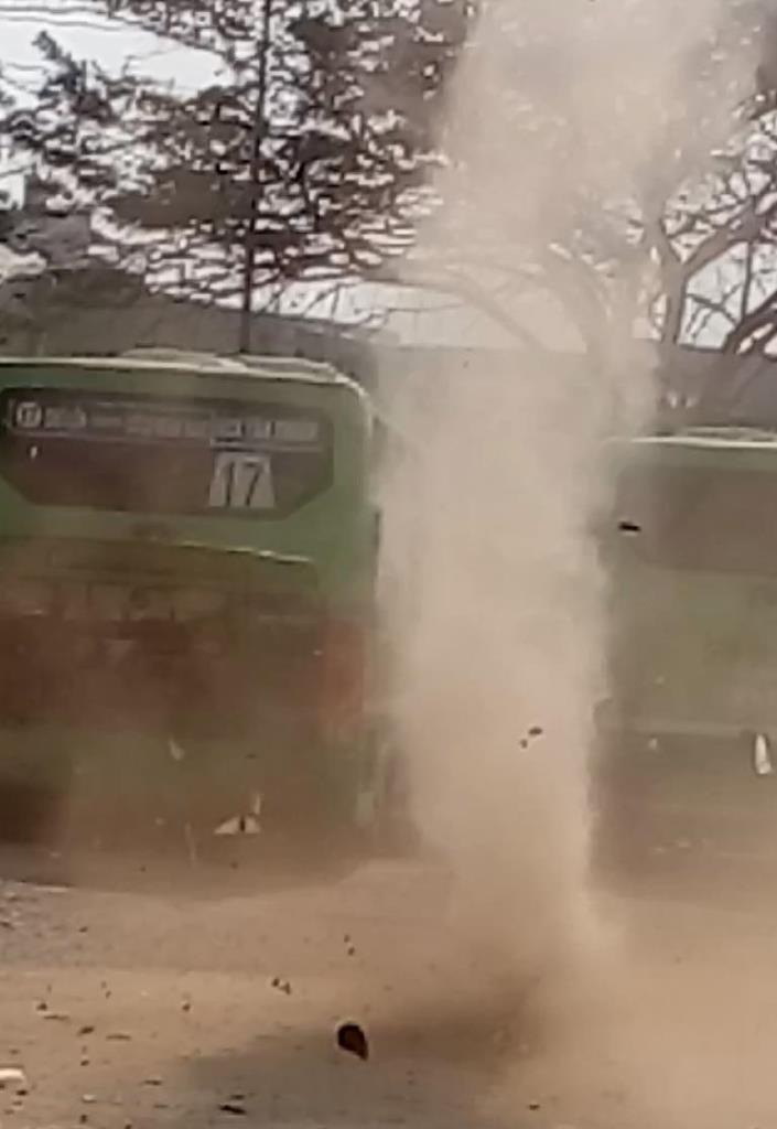 Sau đó thổi bay mọi thứ mà nó đi qua (ảnh: Bạn đọc cung cấp).