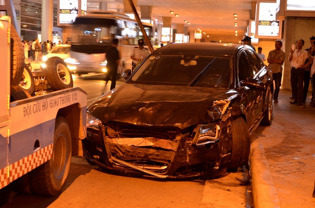 Đầu xe Audi móp méo, hư hỏng sau vụ tai nạn