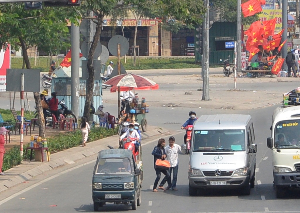 Chiếc xe dừng ngay giữa lòng đường, lơ xe nhảy xuống để bắt khách