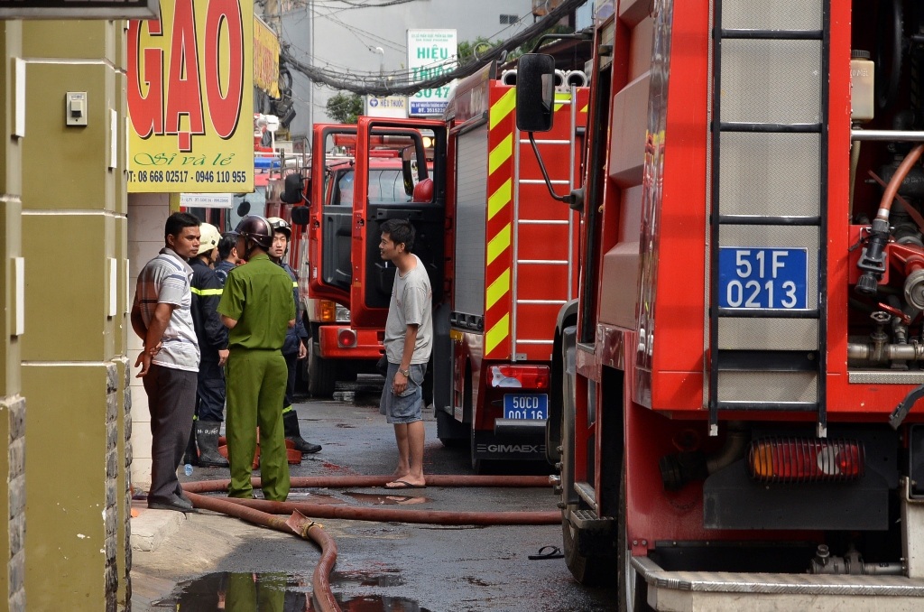 Lực lượng cứu hỏa bên ngoài hiện trường.