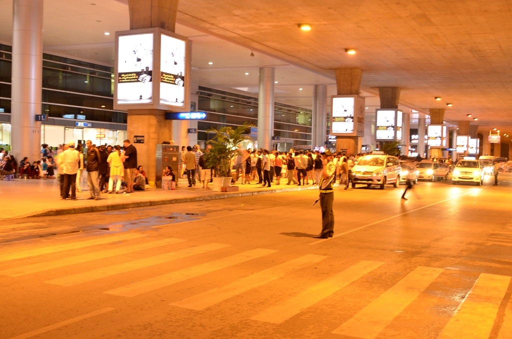 Khu vực chiếc Audi lao lên sảnh tông bị thương 11 người