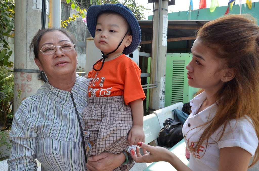 Và trìu mến bên bà nội