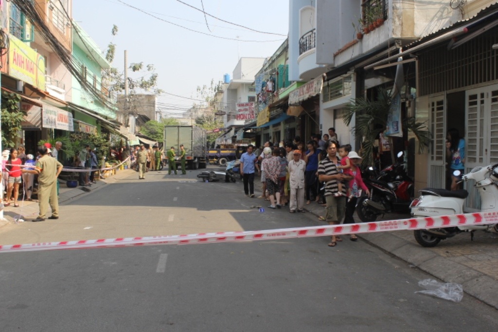 Lực lượng chức năng phong tỏa con hẻm để khám nghiệm hiện trường