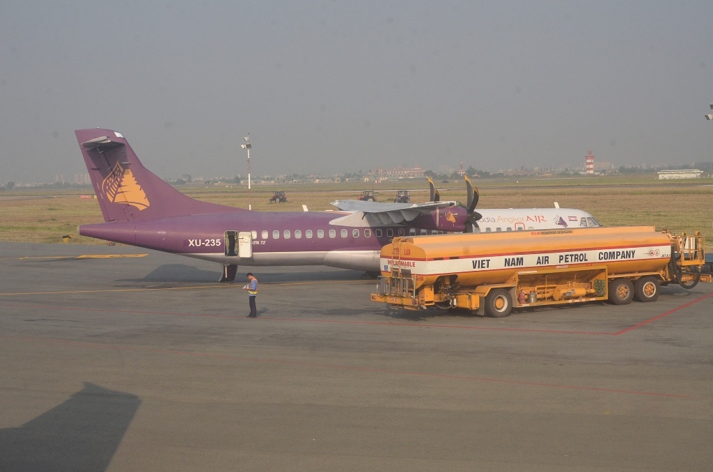 Tiếp xăng cho máy bay tại sân bay Tân Sơn Nhất (Ảnh minh họa: Đình Thảo)