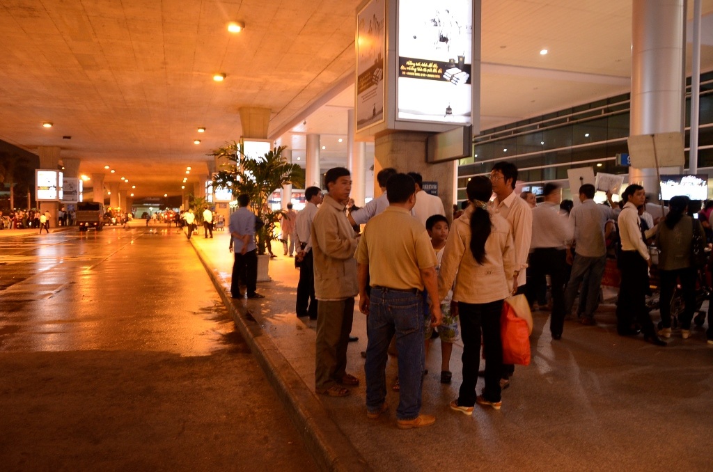 Sảnh mà chiếc ô tô lao lên húc hàng chục người nhập viện