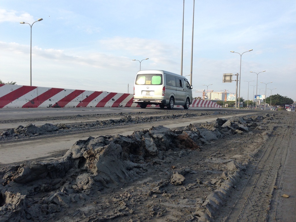 Cả tấn bùi thả đổ trên đường