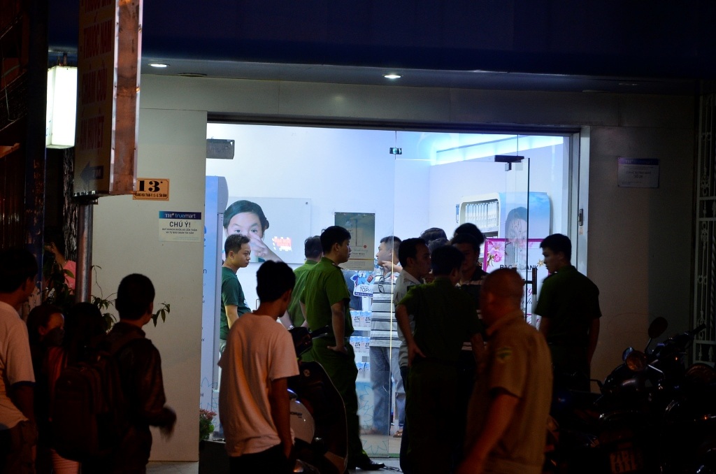 Hiện trường vụ cướp xông vào cửa hàng sữa đâm nhân viên