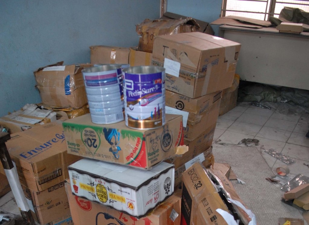 Nguyên liệu và vỏ hộp để sản xuất sữa giả mà công an thu giữ tại nhà của ông Sơn