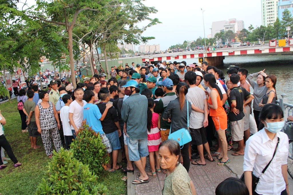 Cả trăm người dân tập trung xem xác chết