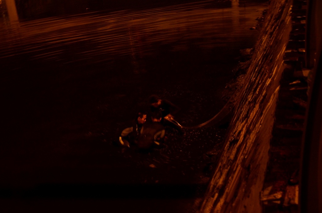 Lực lượng cứu hộ đưa thi thể nạn nhân lên bờ