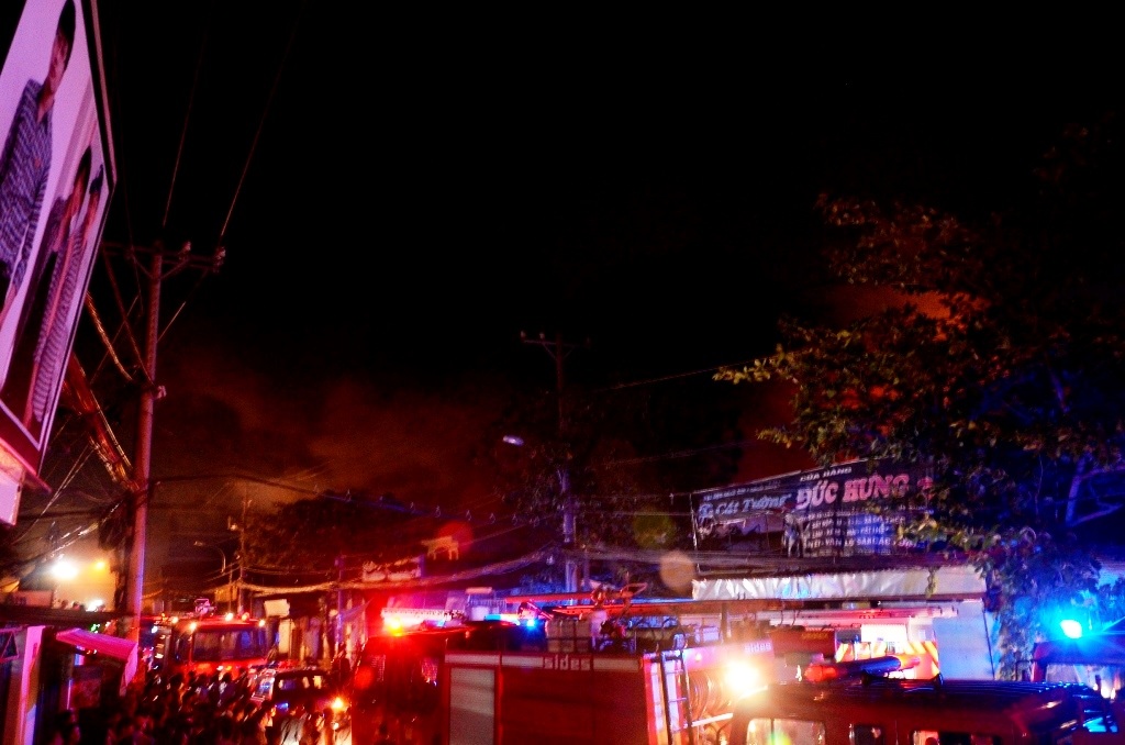 Khói lửa bao trùm khu nhà xưởng