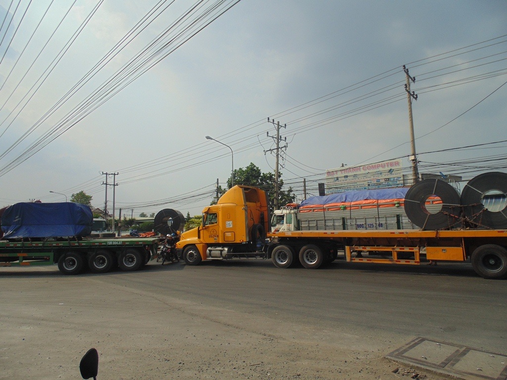 Xe
container chở sắt cuộn sang đường gây ùn tắc giao thông