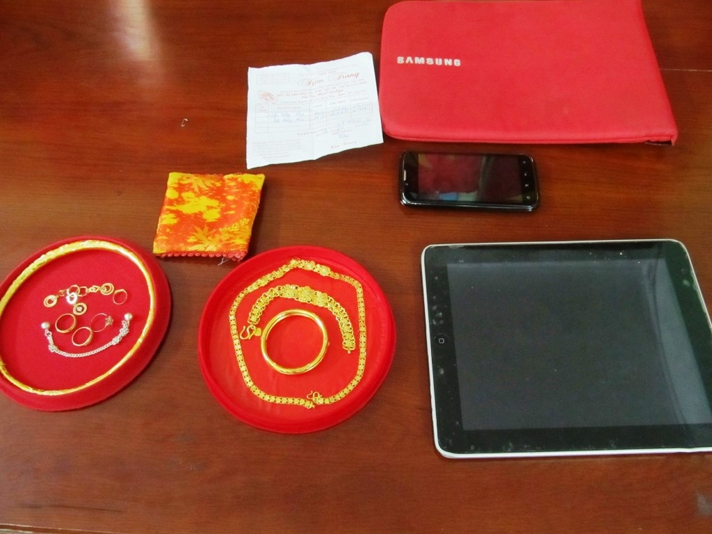 Công an đang truy tìm chủ nhân của số tài sản trên là tang vật trong vụ trộm